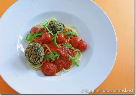 zum tierfreitag:  Spinat-Pilz-Klöße, Pasta und würzig-scharfe Tomatensauce