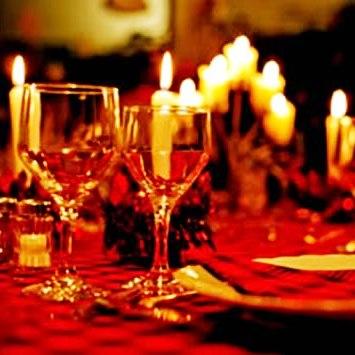 Ein romantisches Restaurant, Kerzenlicht, perfekt! (c)Smathur80/commons.wikimedia.org