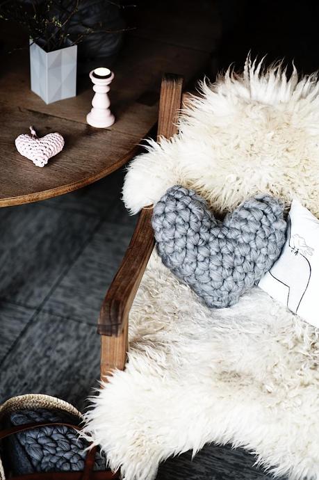 Chunky Crochet heart pillow tutorial by lebenslustiger.com, Häkelherzkissen aus Kammzugwolle