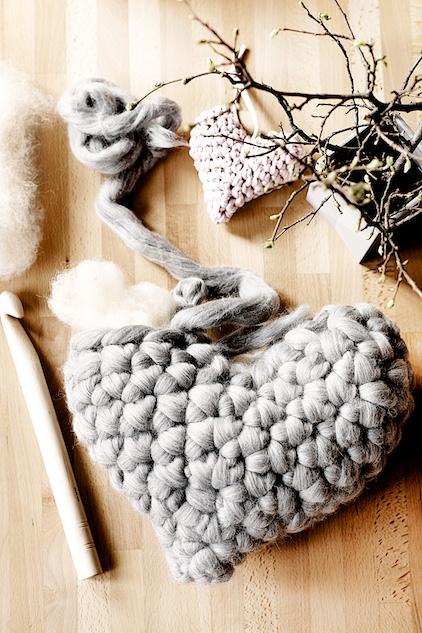 Chunky crochet heart pillow tutorial by lebeslustiger.com, Herzhäkelkissen Anleitung