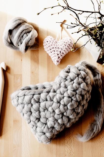 Chunky crochet heart pillow tutorial by lebeslustiger.com, Herzhäkelkissen Anleitung