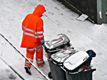 Müllmann im Schnee