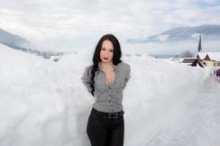 Fashionblog - Enge Lederhose mit Hugo Boss Lederstiefel und karierter Bluse im Skigebiet