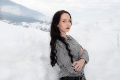 Fashionblog - Enge Lederhose mit Hugo Boss Lederstiefel und karierter Bluse im Skigebiet