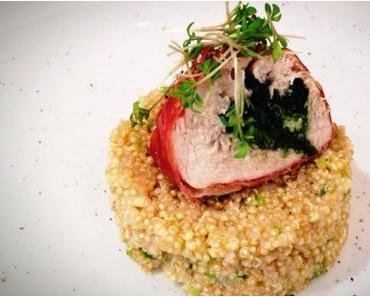 Gefüllte Hühnerbrust im Prosciuttomantel auf Quinoa