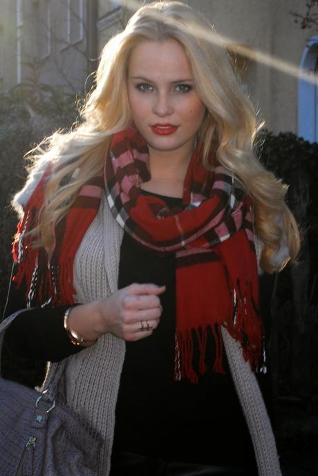 Saturday to go: red scarf and cozy vest