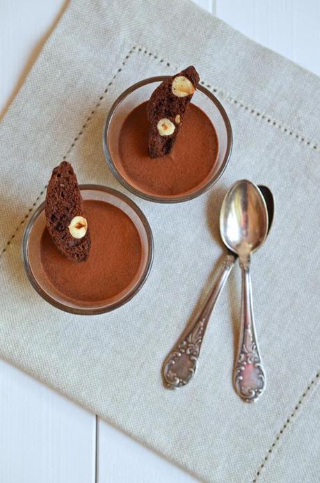 Schokoladen-Espresso-Mousse mit Haselnuss-Biscotti