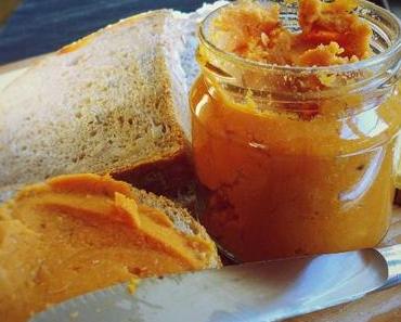 Hausgemachter Brotaufstrich aus Kichererbsen und Tomaten