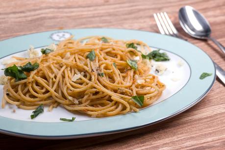 Spaghetti mit rotem Pesto, Trüffelbutter und Parmesan