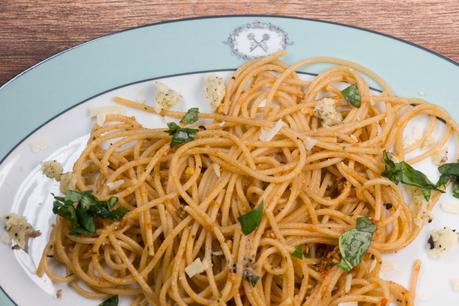 Spaghetti mit rotem Pesto, Trüffelbutter und Parmesan