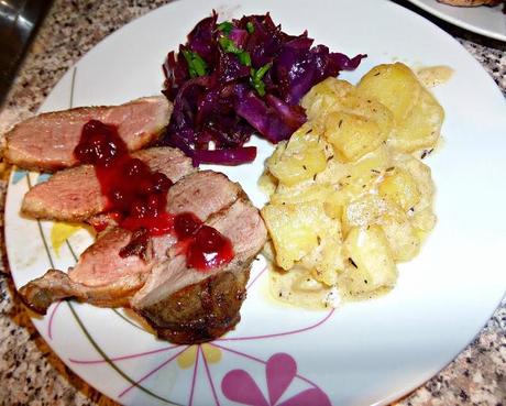 Das perfekte Dinner II: Winterliche Entenbrust an geröstetem Rotkohl und Kartoffelgratin