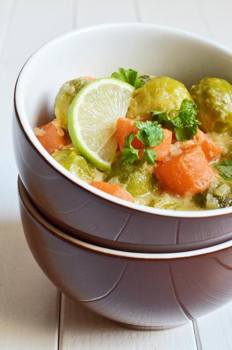 Rosenkohl-Möhren-Curry mit Kokosmilch und Limettensaft