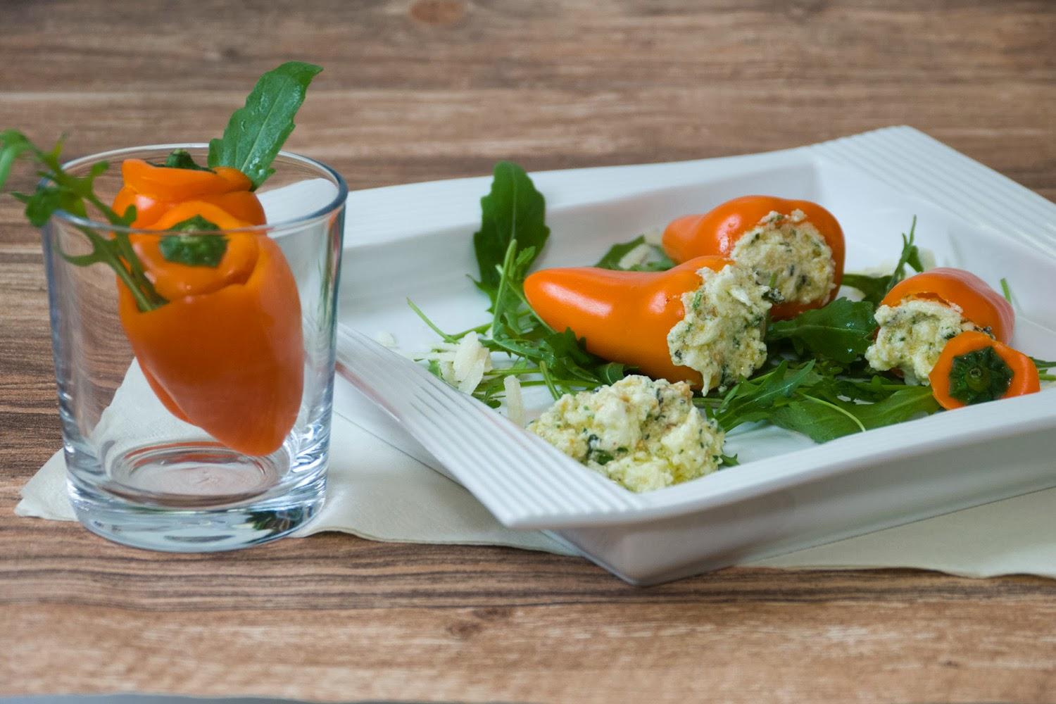 Gefüllte Minipaprika mit Ricotta, Pesto und Mozzarella