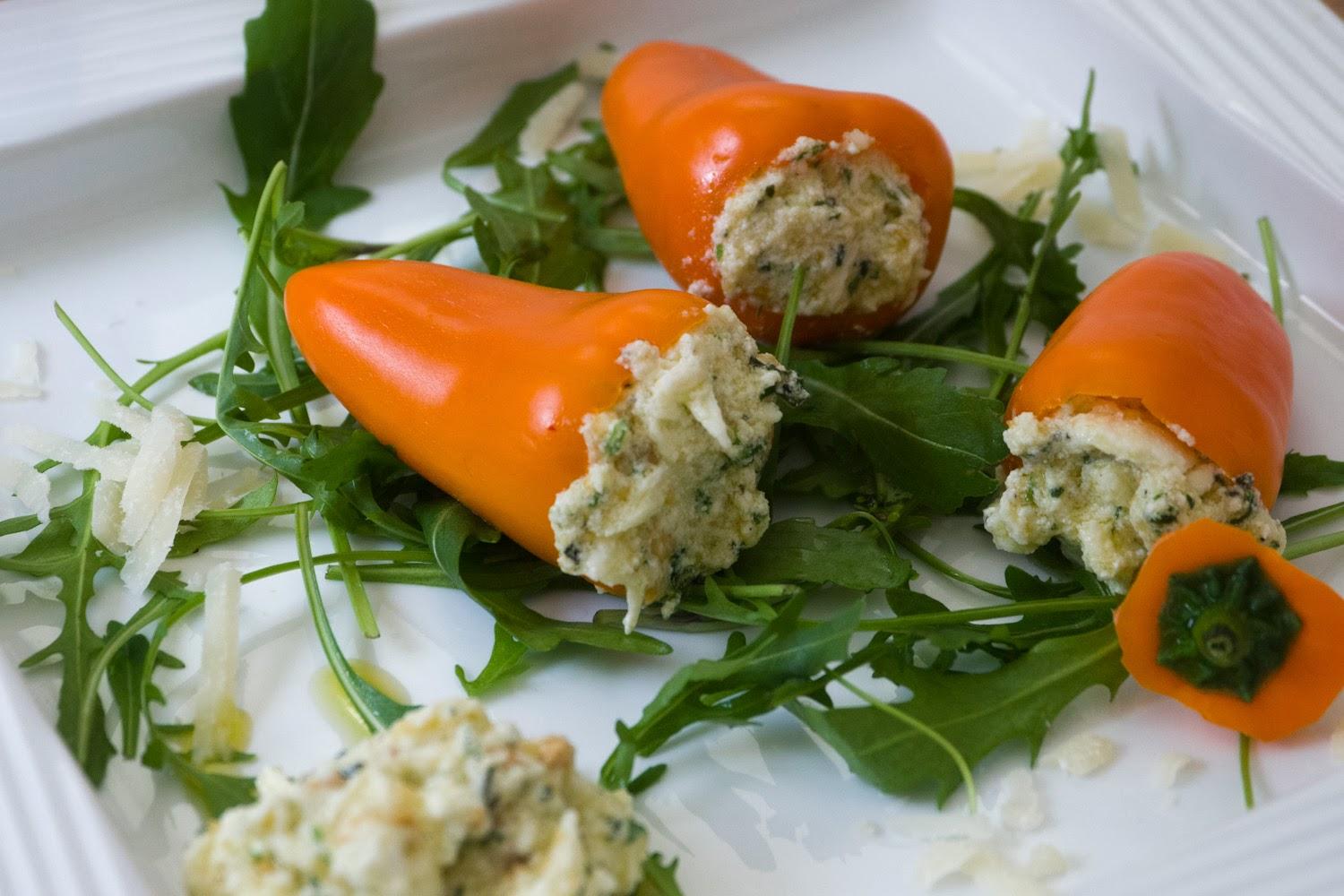 Gefüllte Minipaprika mit Ricotta, Pesto und Mozzarella