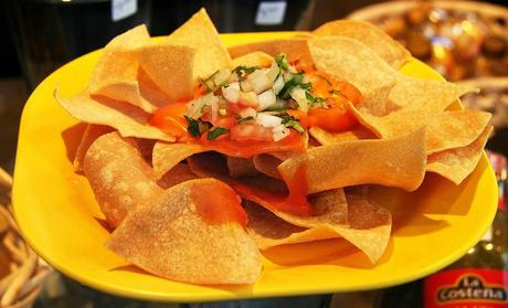 Kuriose Feiertage - 24. Februar - Tag der Tortilla-Chips - National Tortilla Chip Day - Tortilla_chips-Guacamole-2011 via Wikimedia Commons