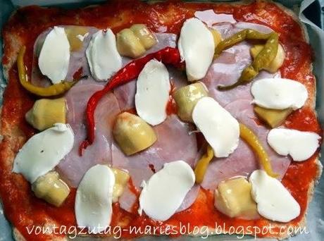 Vollkornpizza mit Artischocken und Mozzarella