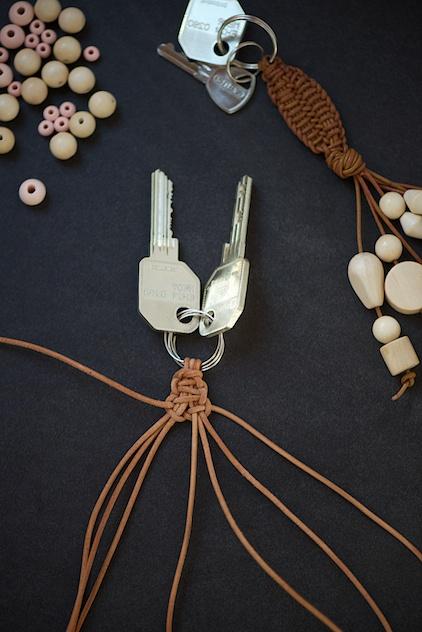 DIY macramé leather keychain with wood beads by lebenslustiger.com, Makramee Schlüsselanhänger aus Leder mit Holzperlen