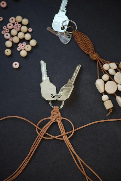DIY macramé leather keychain with wood beads by lebenslustiger.com, Makramee Schlüsselanhänger aus Leder mit Holzperlen