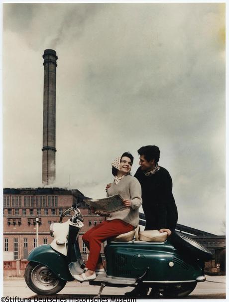 Berlinspiriert Fotografie Kurt Schwarzer Paar mit Moped vor dem Kraftwerk Vockerode 1963 © Stiftung Deutsches Historisches Museum Berlinspiriert Fotografie: Farbe für die Republik
