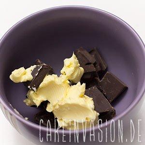 Schokolade, Pflanzenmilch und Margarine schmelzen