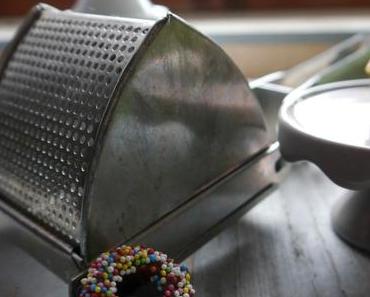 Haselnuss-Gugl mit Beerengrütze