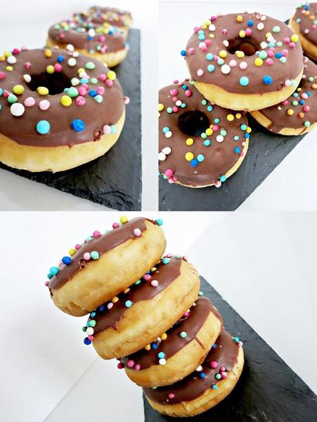 bunte Hefe-Donuts aus dem Ofen