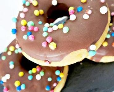 bunte Hefe-Donuts aus dem Ofen