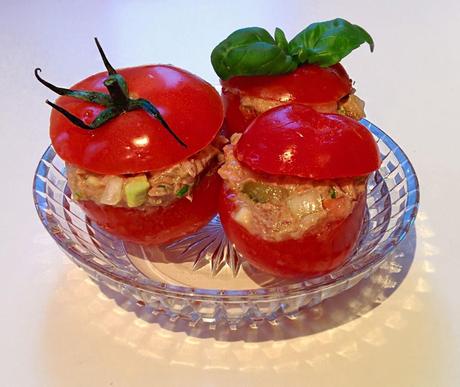 Thunfisch-Creme-Salat in Tomatentöpfchen
