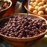Gemischte Oliven auf provenzalischem Markt. Provenzalische Küche.