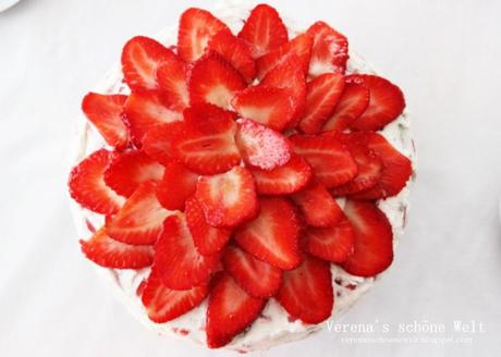 Walnuss Erdbeer Torte { Walnut Strawberry Cake } plus the Birthday Marathon has started ;)