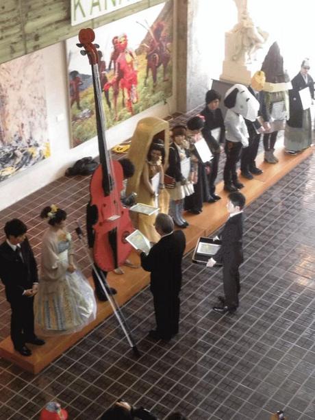 Fasching in Japan: Kunst Absolventen verkleiden sich zur Zeugnisvergabe