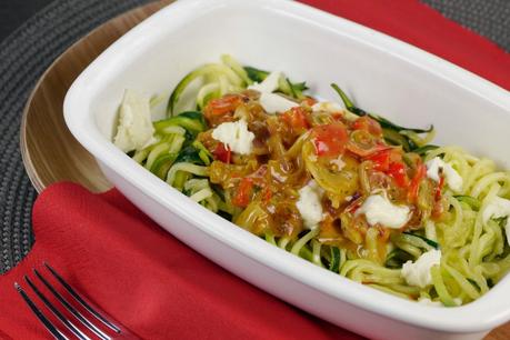 [Low Carb] Zucchini-Spaghetti mit Ajvar-Sahne Soße, Paprika und Speck