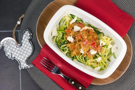 [Rezept] Zucchini-Spaghetti mit Ajvar-Sahne Soße, Paprika und Speck
