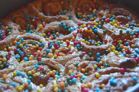 Dafür ist man nie zu alt: Bunte Birthday Cinnamon Rolls