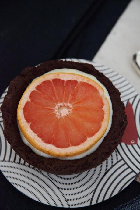 Tartelettes gefüllt mit Grießbrei geschmückt mit einer Orangenscheibe