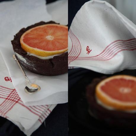 Tartelettes gefüllt mit Grießbrei geschmückt mit einer Orangenscheibe