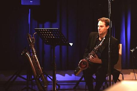 Lars Mlekusch von Duo Saxophonic bei einem Auftritt in der Alten Schmiede Wien