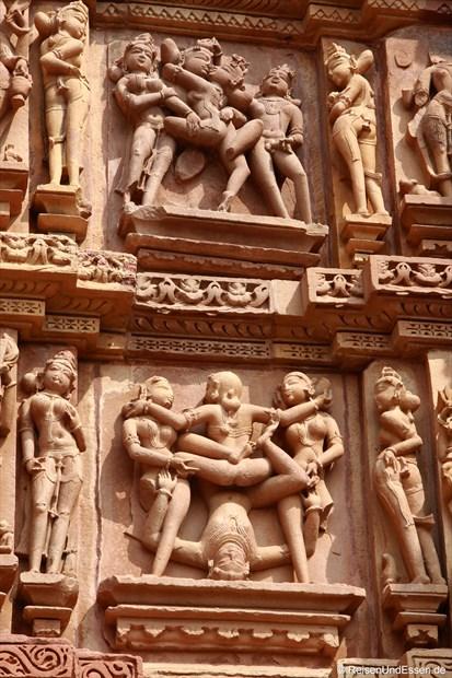 Szenen aus dem Kamasutra am Kandariya-Mahadeva-Tempel