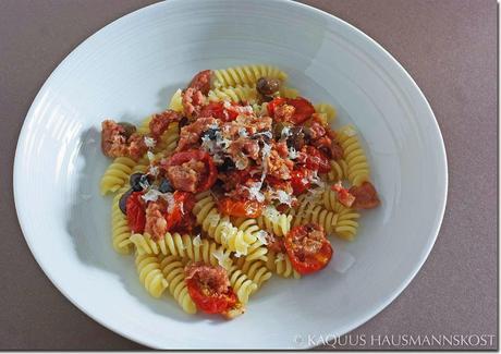 fastfood: Fusilli,Pancetta, Salsiccia mit Tomaten und Oliven