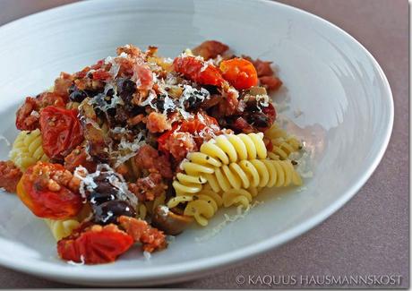 fastfood: Fusilli,Pancetta, Salsiccia mit Tomaten und Oliven