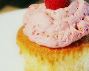 Vanille-Cupcakes mit Himbeer-Joghurt-Topping *