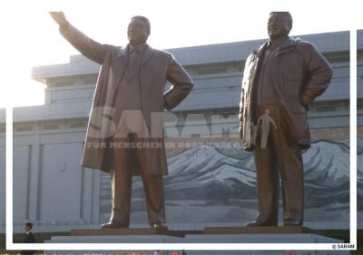 Bronzestatuen von Kim Il Sung und Kim Jong Il im Zentrum von Pjöngjang, Foto via SARAM e.V.