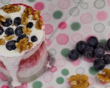 Ricotta-Erdbeer-Creme mit Heidelbeeren und Walnüssen