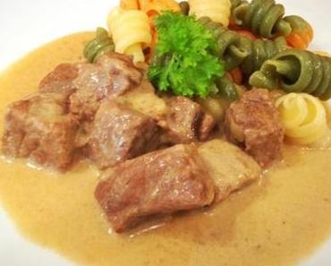 Kalbsrahm-Gulasch mit Nudeln