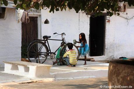 Kinder beim Fahrradwaschen in Khajuraho
