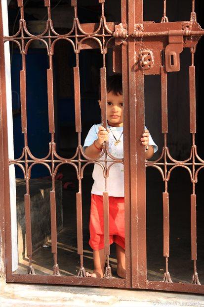 Kleiner Junge im Haus in Khajuraho
