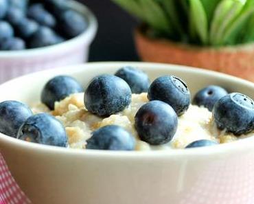 Porridge mit weißer Schokolade und Heidelbeeren