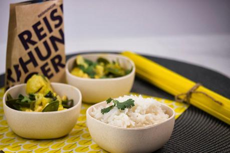 Vegetarisches Blumenkohl-Curry mit Zuckerschoten, Kokosmilch und Basmatireis