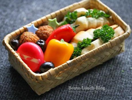 Bento# 147: Mini-Butter-Croissant, Babybel, vegetarische Bällchen & Gemüse