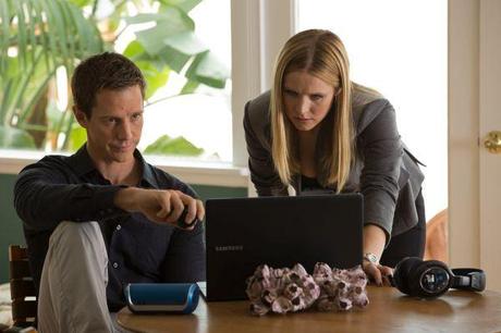 Veronica Mars (Kristen Bell, rechts) hilft ihrer Jugendliebe Logan (Jason Dohring, links)